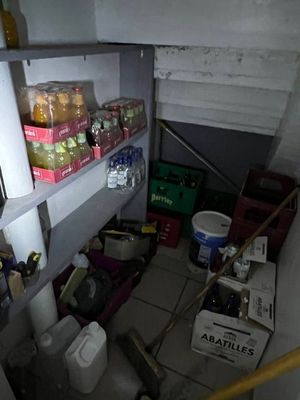 une petite pièce avec de nombreux objets sur les étagères