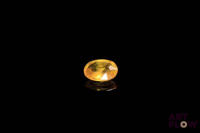 gros plan d'un diamant jaune sur une surface noire