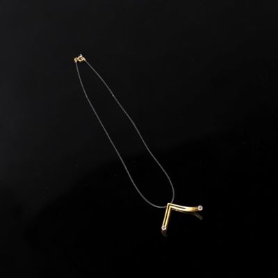 Collier composé d'un fil de nylon, retenant un pendentif tub…