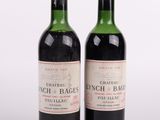 deux bouteilles de vin posées l'une à côté de l'autre sur une surface blanche