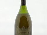 une bouteille de vin posée sur une table