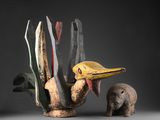 sculpture représentant un oiseau au long bec à côté d'un petit animal
