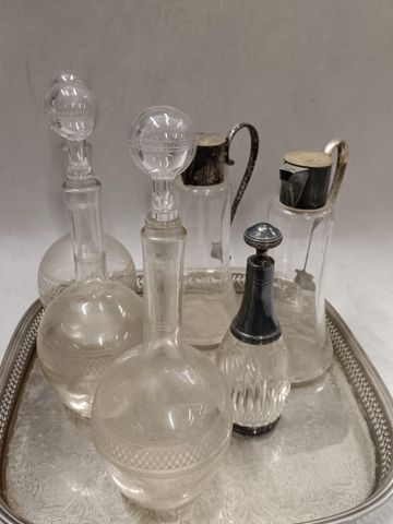 Un lot de carafes, pichets et flacon