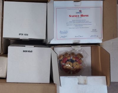 plusieurs boîtes contenant divers types de décorations de Noël, rangées dans un carton