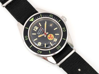 une image représentant une montre-bracelet avec un cadran noir et des aiguilles vertes
