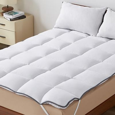 une photo d'un lit recouvert d'une couette blanche