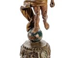 statue d'un homme sur un socle, avec un oiseau sur la tête