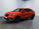 un SUV rouge garé dans une pièce aux murs blancs