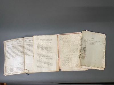 un livre ouvert posé sur une table