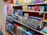 de nombreux jouets sont exposés sur les étagères du magasin, destinés à la vente