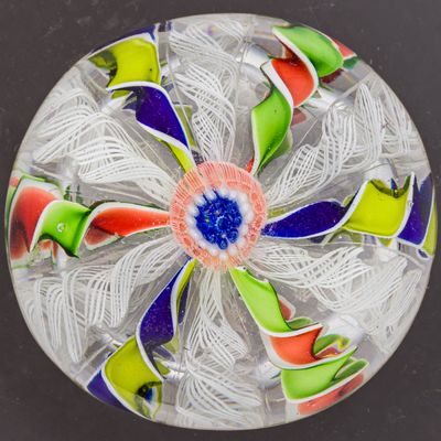 une plaque de verre ornée d'un motif coloré