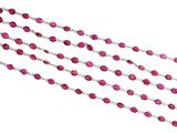 un gros plan d'un long collier de perles roses sur fond blanc