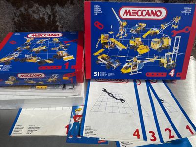 deux boîtes de Lego empilées l'une sur l'autre