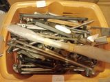 de nombreux outils dans un bac jaune posé sur la table