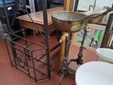 une table sur laquelle se trouvent un miroir et un oiseau, dans une pièce