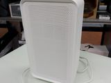 une enceinte blanche posée sur une table blanche