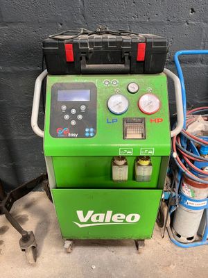 une machine verte située à côté d'une machine bleue