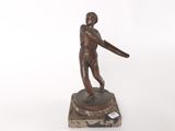 statue en bronze représentant un homme tenant une batte de baseball, posée sur un socle en marbre
