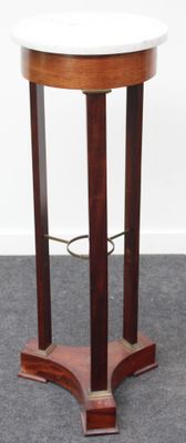 une petite table avec un plateau en marbre posée sur un tapis