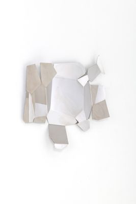 un morceau de papier qui a été arraché du mur