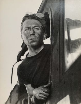 photographie en noir et blanc d'un homme regardant par la fenêtre d'un train