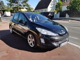 une petite voiture noire garée sur le bord de la route
