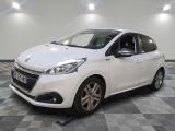 la voiture blanche est garée sur un carrelage à carreaux