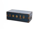 une valise bleue avec des poignées dorées sur fond blanc