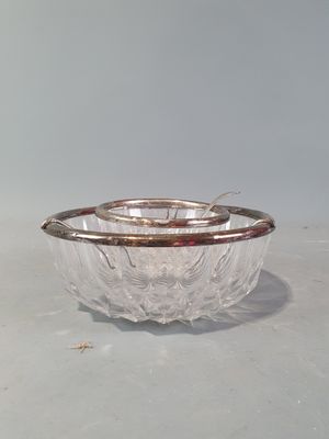 bol en verre plaqué argent, avec un bord argenté sur une surface blanche
