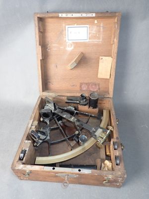 une vieille boîte en bois contenant un sexet