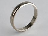gros plan d'une bague en argent sur une surface blanche