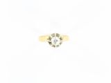 gros plan d'une bague en diamant sur une surface blanche