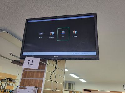 un téléviseur à écran plat fixé au mur dans un magasin