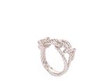 gros plan d'une bague en argent sur fond blanc