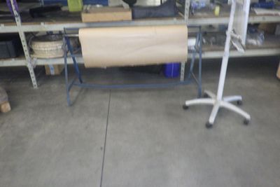 une table sur laquelle est posé un rouleau de papier, dans un garage