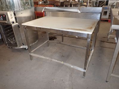 une table placée au milieu d'une pièce
