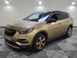 un SUV Opel doré garé sur un sol à damier