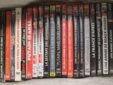 beaucoup de DVD rangés ensemble sur une étagère