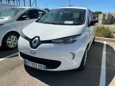deux voitures blanches garées l'une à côté de l'autre sur un parking