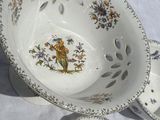 un bol blanc avec un motif floral