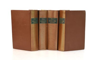 trois livres sont alignés sur une surface blanche