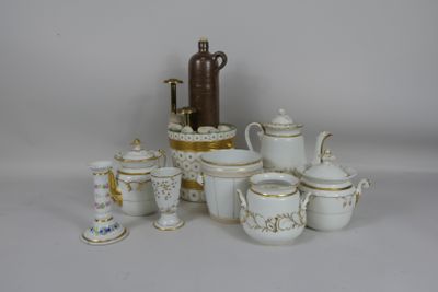 de nombreux types de théières et de soucoupes sur la table
