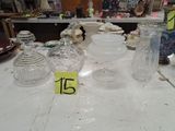 une table sur laquelle sont posés de nombreux bocaux en verre et autres bocaux