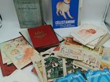 de nombreux livres posés sur la table, avec des images dessus