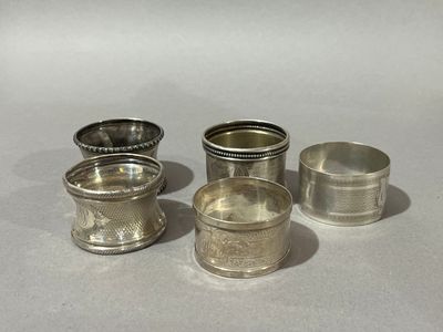trois serviettes en argent et une coupe en argent posées sur un plateau blanc