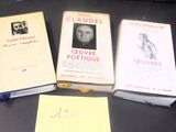 Trois livres sont posés sur une table sur laquelle se trouve un mot.