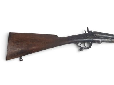un vieux fusil avec un canon en bois et une poignée en bois