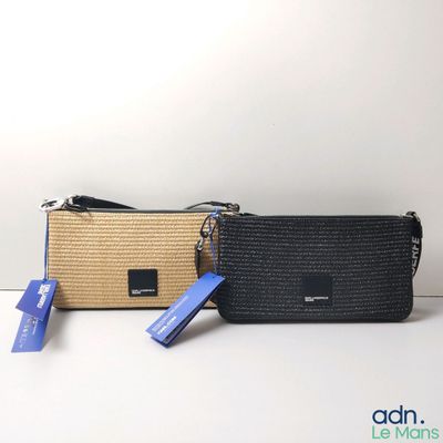 Les deux sacs sont posés l'un à côté de l'autre sur la table.