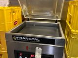une machine posée sur une table dans une pièce