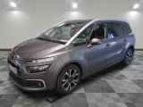 la citrole grise est garée sur un carrelage en damier